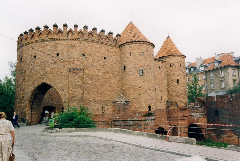 Okragla basteja Barbakanu Warszawskiego - polkolisty mur ceglany z wieza