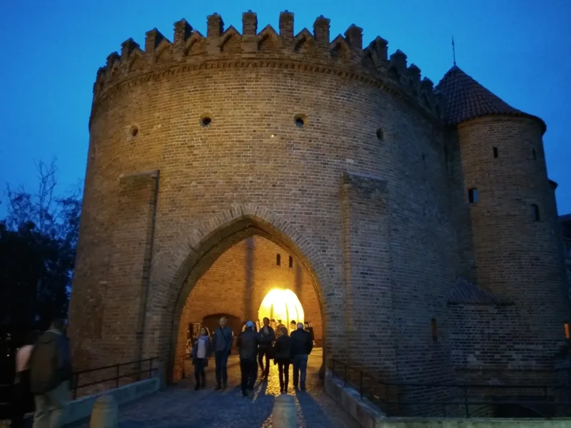 Wieza obronna Barbakanu Warszawskiego z ceglanymi blankami
