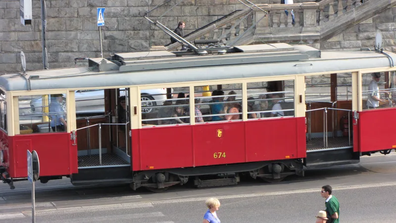 Zabytkowy tramwaj typu N 674 Tramwajów Warszawskich