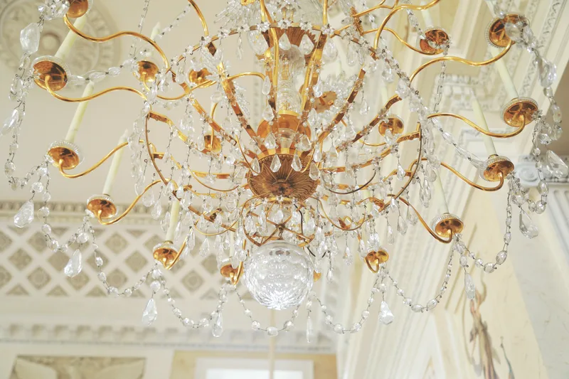 Kryształowy zyrandol w Sali Balowej Palacu na Wyspie w Lazienkach Krolewskich