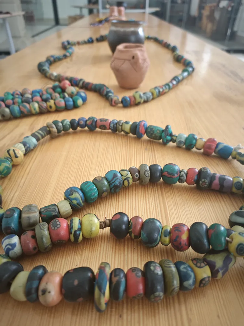 Kolorowe koraliki wykonane podczas lekcji muzealnych w Panstwowym Muzeum Archeologicznym w Warszawie