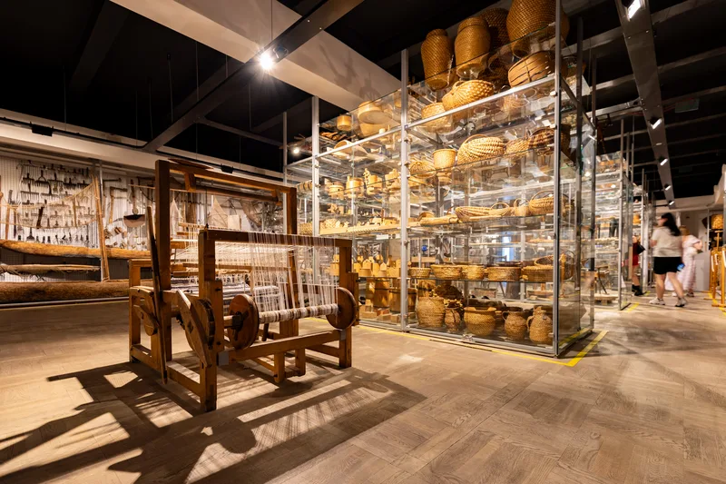 Wystawa Porzadek rzeczy - drewniane krosno tkackie i gabloty z wyrobami wikliniarskimi w Muzeum Etnograficznym