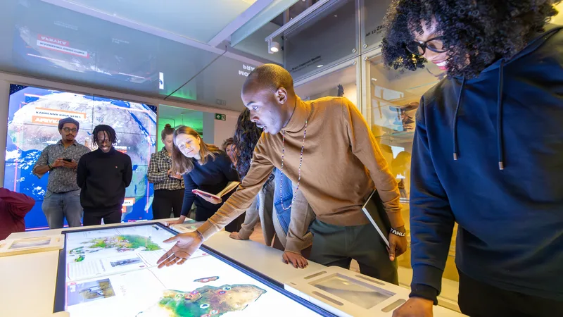 Zwiedzajacy przy interaktywnym ekranie dotykowym w Muzeum Etnograficznym w Warszawie