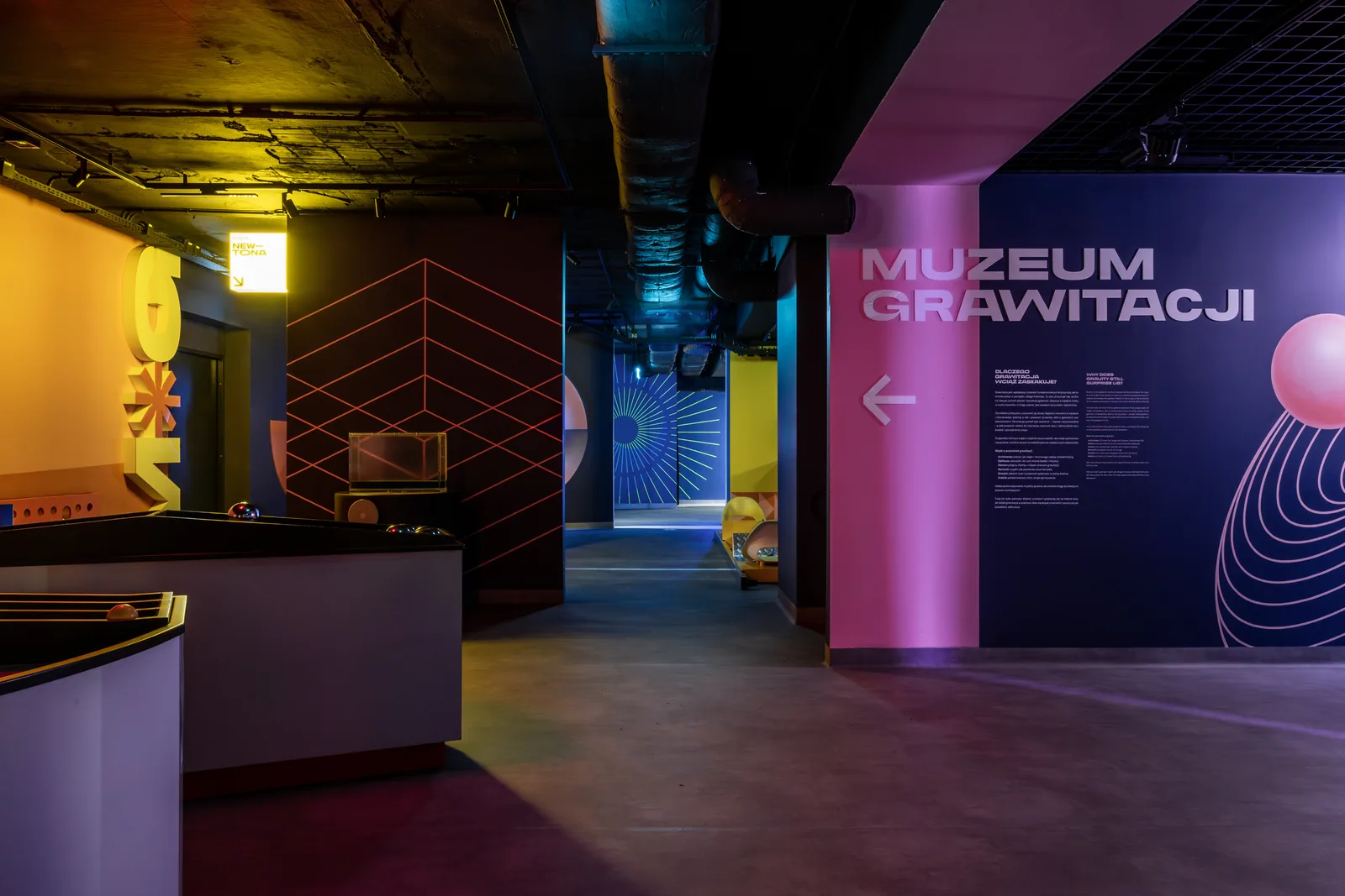 Wnętrze Muzeum Grawitacji - eksponaty interaktywne