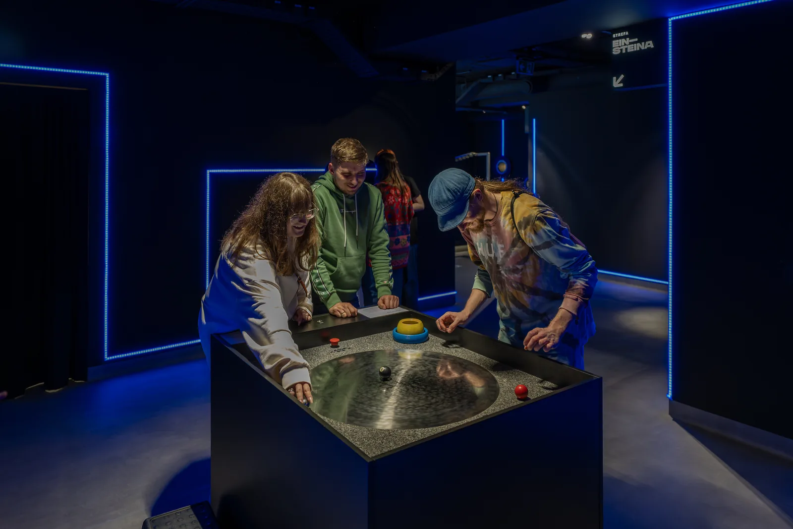 Wnętrze Muzeum Grawitacji - stanowiska eksperymentalne