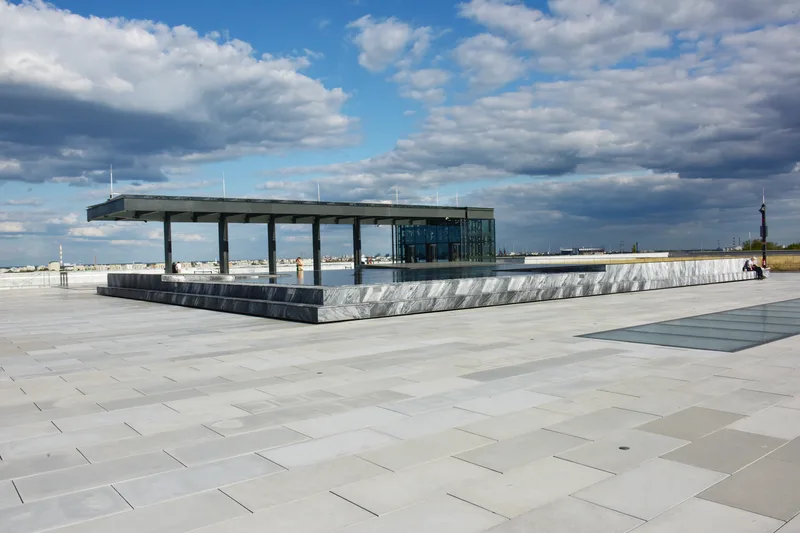 Taras widokowy na dachu Muzeum Historii Polski z panorama Warszawy