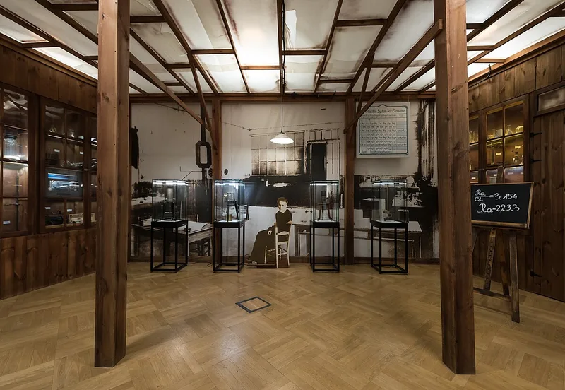 Budynek Muzeum Marii Skłodowskiej-Curie widziany z ulicy Freta