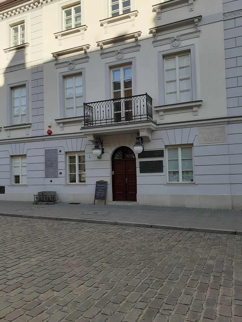 Wejście do Muzeum Marii Skłodowskiej-Curie