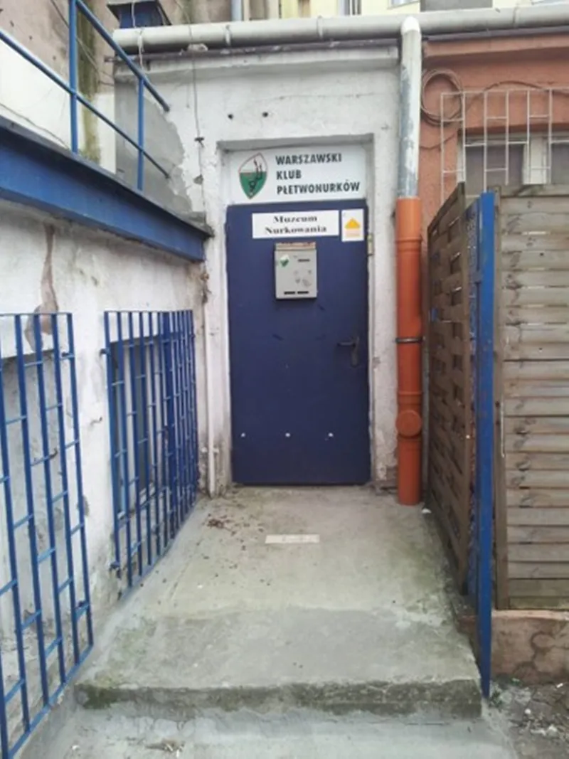 Wejscie do Muzeum Nurkowania przy ul. Grzybowskiej 88 - niebieskie drzwi z szyldami WKP i Muzeum Nurkowania