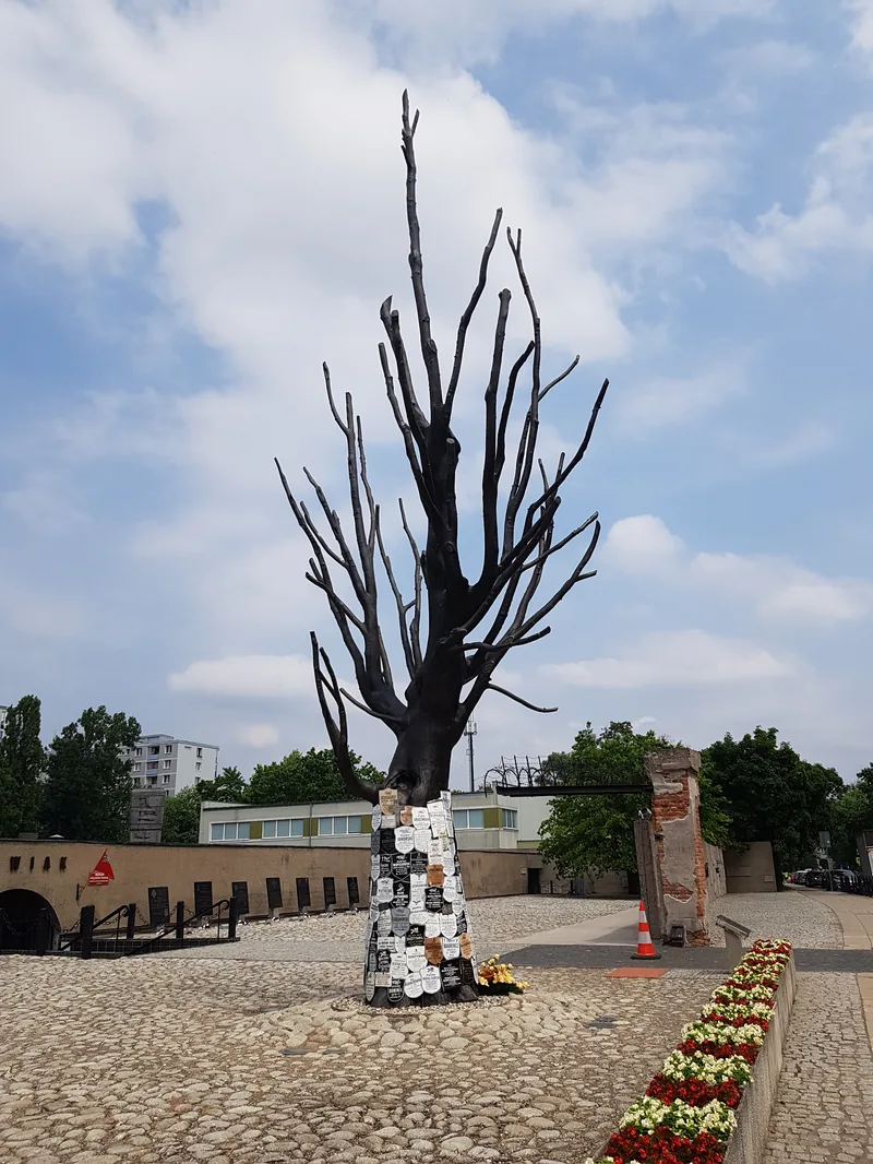 Pomnik Drzewa Pawiackiego - brazowy wiaz z tabliczkami epitafijnymi