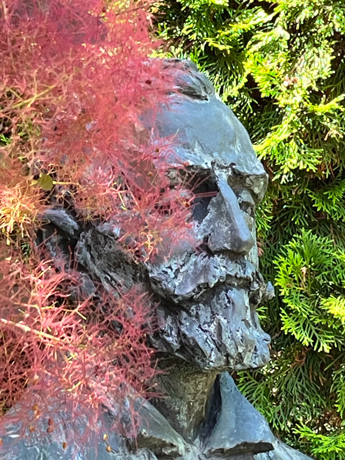 Grod z rzezby plenerowe przy Muzeum Historii Polskiego Ruchu Ludowego - drewniane budownictwo ludowe i rzezby