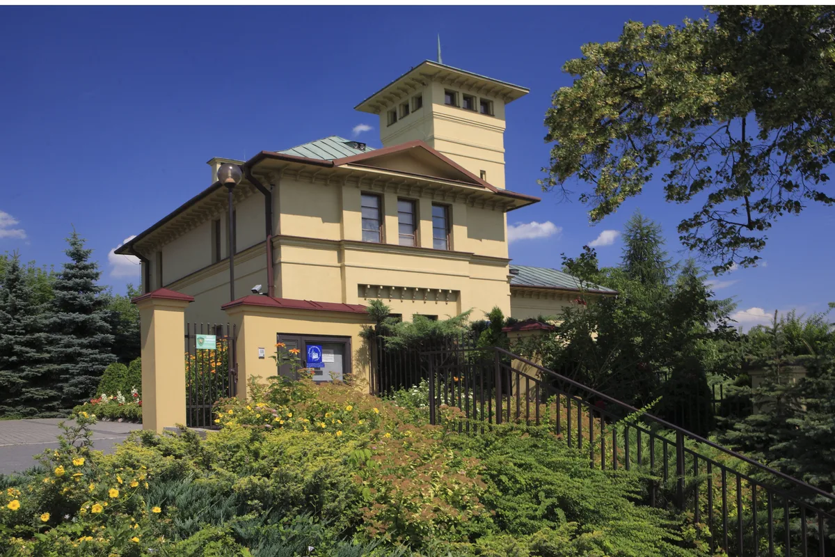 Rzezby plenerowe w ogrodzie Muzeum Historii Polskiego Ruchu Ludowego - figury liderow ruchu ludowego