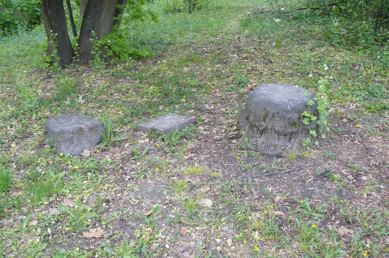 Rzezby w parku Królikarni