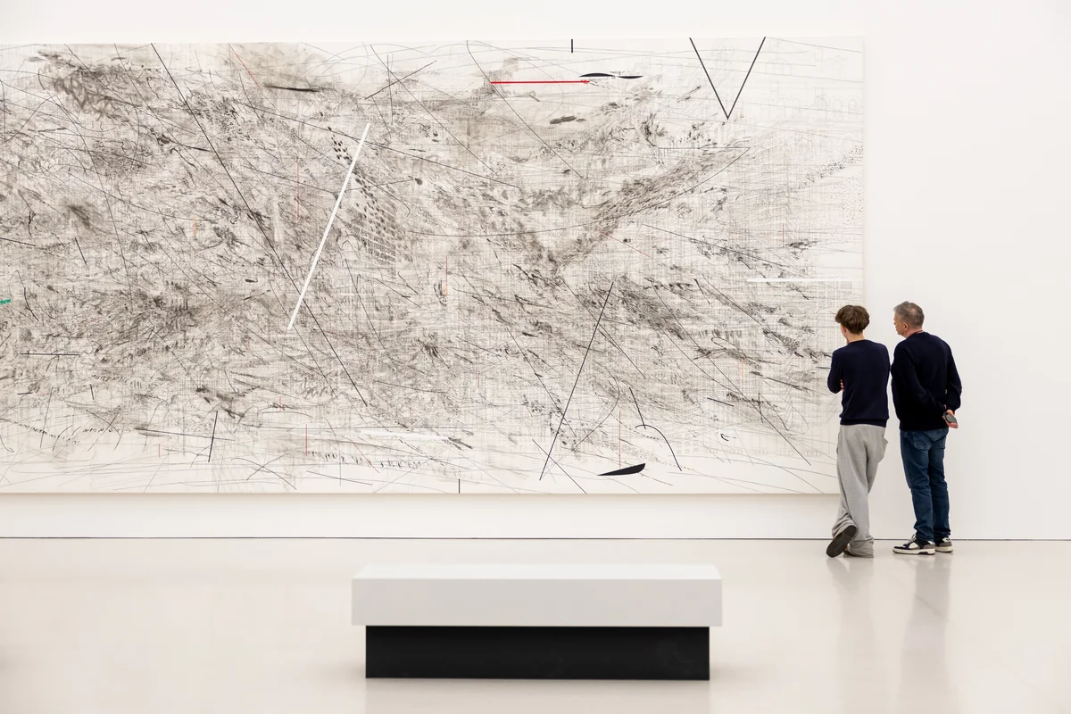 Obraz Julie Mehretu "Invisible line (collective)" z lat 2010-2011 w Muzeum Sztuki Nowoczesnej