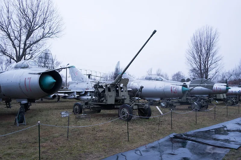 Samoloty i artylerią na ekspozycji muzeum