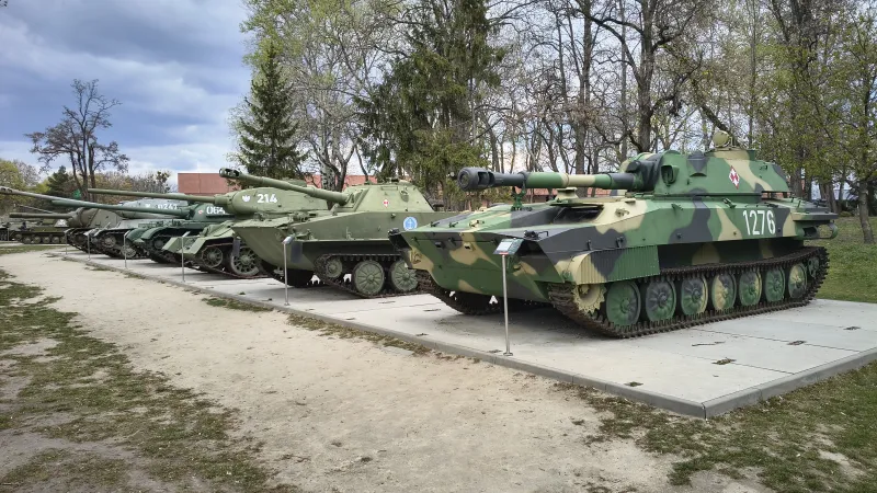 Ekspozycja plenerowa Muzeum Wojska Polskiego - czolgi i pojazdy opancerzone w Parku Militarnym