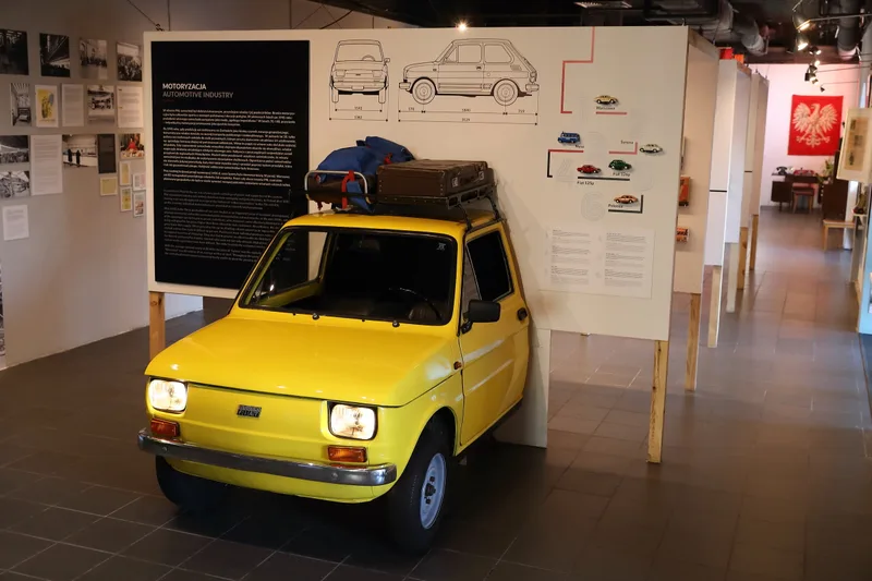 Fiat 126p Maluch z bagaznikiem dachowym - sekcja motoryzacji w Muzeum Zycia w PRL