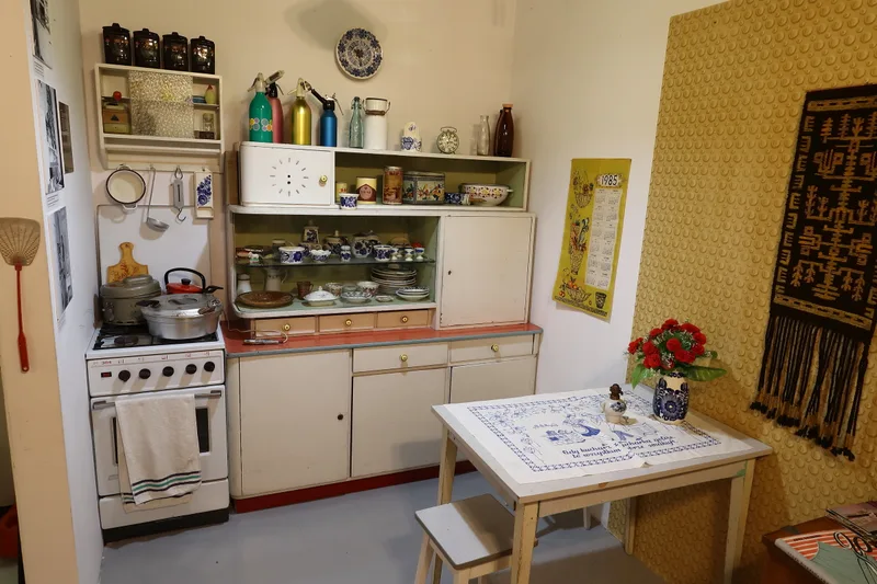 Odtworzona kuchnia PRL - kuchenka gazowa, kredens, emaliowane garnki