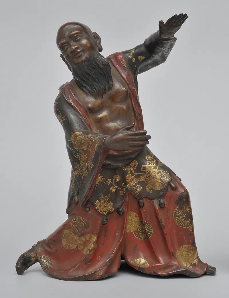 Japonska lakierowana rzezba z kolekcji sztuki wschodniej Palacu w Wilanowie - postac w czerwono-zlotej szacie