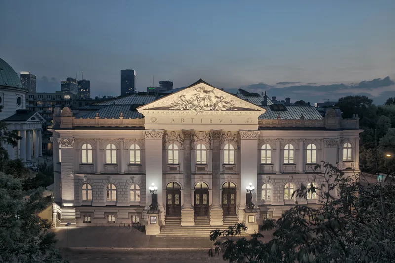 Zachęta podswietlona wieczorem - neorenensansowa fasada z 1900 roku