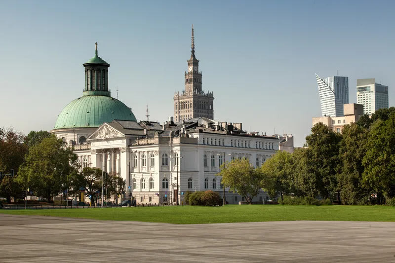 Zachęta widziana z Placu Piłsudskiego, w tle Pałac Kultury i Nauki