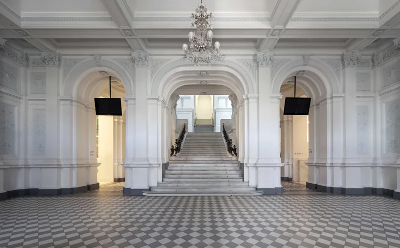 Główny hall Zachety z szachownicowa posadzka, lukami i monumentalnymi schodami