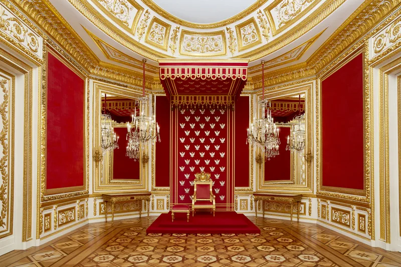 Sala Tronowa w Zamku Krolewskim w Warszawie - bogato zdobione wnetrze z tronem krolewskim